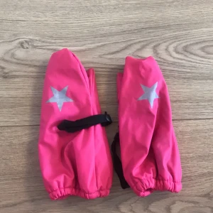 Gosiga regnvantar  - Rosa vantar med en stjärn reflex var. Storleken runt handleden går att justera (se bild 3). Köpta på Intersport!