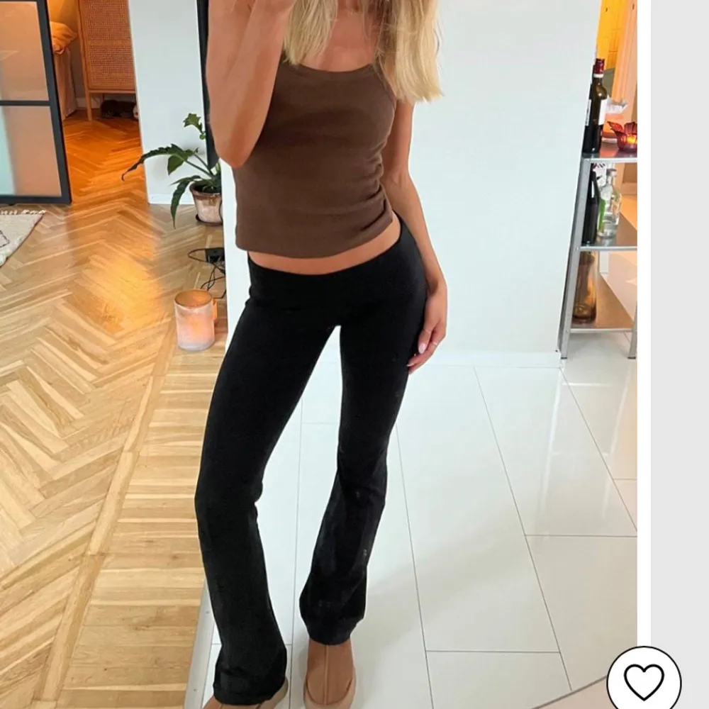 Svarta yogapants från Nelly i storlek S Använda men är i bra skick!. Jeans & Byxor.