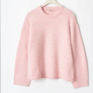 Rosa stickad tröja  - Köpte för ett tag sen och använt den en gång 