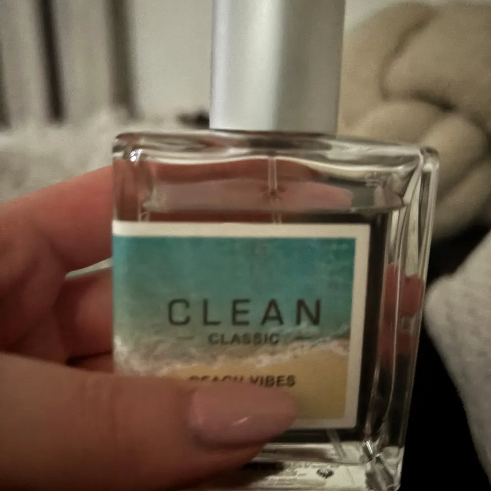 Clean beach vibes, ca 90% kvar Doftnoter Topp: Italiensk manadrinzest, päronblomma, bellini-ackord Hjärta: Marina ackord, näckros, havssalt, apelsinblomma Bas: Texas White Cedarwood, New Caledonia Santal Cream, saltad amber. Parfym.