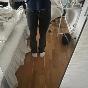 Low waist jeans - Enadast använd ett par gånger har dock en liten skada men de syns inte mycket (se bild 3). Dom är normala i storleken 