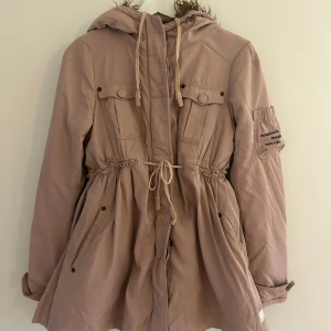 Jacka - Odd Molly jacka i bra skick i gammel rosa nyans. Storlek 1 som motsvarar en S.