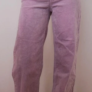 Lila manchesterbyxor - Säljer ett par snygga lila manchesterbyxor i loose fit. De är högmidjade och perfekta för höst och vår. Byxorna har en klassisk stil med raka ben och är superbekväma. Perfekta för en avslappnad look eller att klä upp med en snygg topp. 🟣