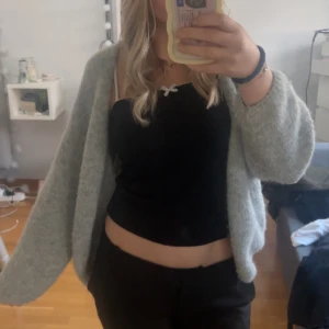 grå kofta  - säljer min grå kofta från lindex då den inte längre kommer till användning, inte använd så ofta eftersom ja tycker den är lite kort i ärmarna! fint sick! som ny inte knopprig👍🏽🫶🏼