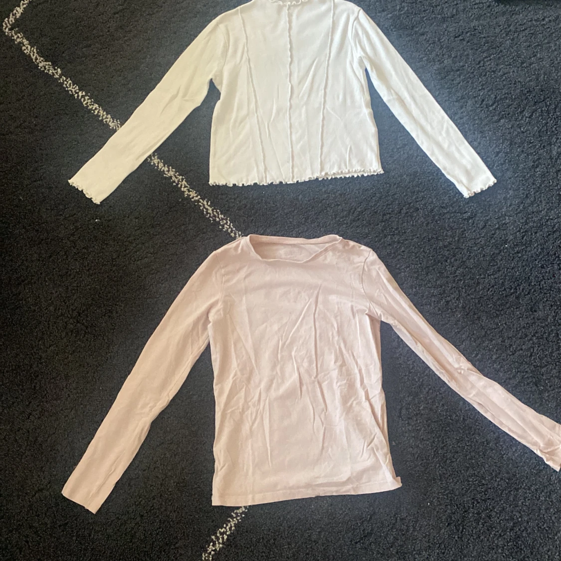 Två par långärmade tröjor i rosa och vitt