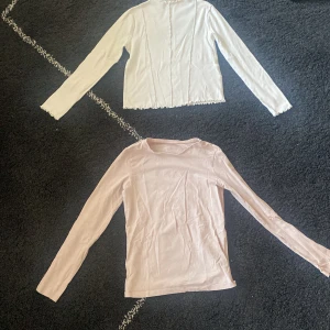 Två par långärmade tröjor i rosa och vitt - Fint skick!90kr för tröjorna och 70 för paket