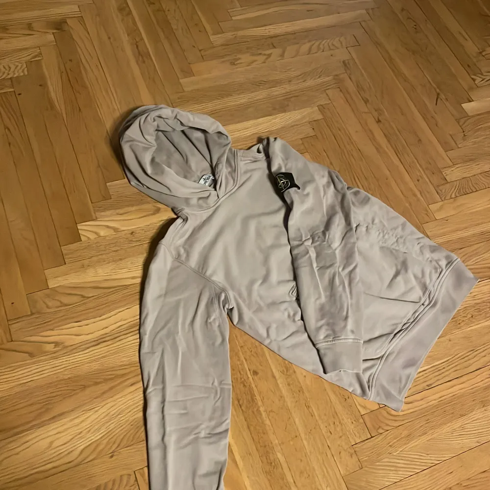 Detta är en snygg och clean stone island hoodie som är i bra skick hör av er om ni är intresserade eller har frågor!. Hoodies.