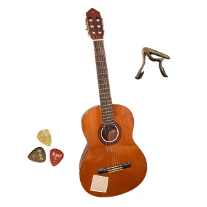 Gitarr☆ 🎸  - Gitarren har bara 5 strängar istället för 6 då den gick sönder. Den är också lite målad på men annars i bra skick! Säljer då jag har slutat att spela. Capo och 3 plektrum ingår!:) OBS hämtas i Linköping, kom priv för mer information!