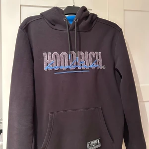 Hoodrich - Säljer den för att jag har växt ur den väldigt snygg och passar nu till vintern där den håller värme. Den är i bra skick pris kan diskuteras 
