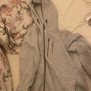 Hoodie  - Sail racing hoodie med en skön ficka som rymmer kort mm. I ny skick knappast använd  