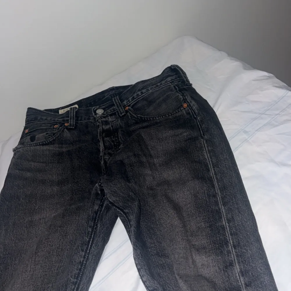 Levis jeans 501,storlek 28/31 slim fit, ganska bra skick har haft ungefär 5 månader pris kan dusketeras, kom me prisförslag. Jeans & Byxor.