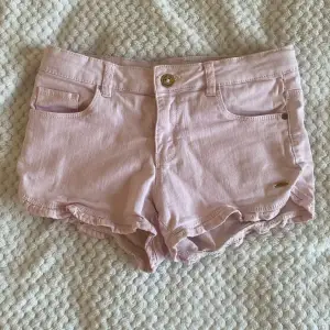 Så snygga rosa lågmidjade korta shorts😍 med typ lite volang längst ner. Säljer då de tyvärr är förstora för mig. Barnstorlek 158 men passar XS/S skulle jag säga