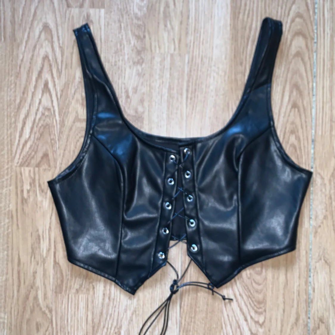 Svart topp med snörning  - 91