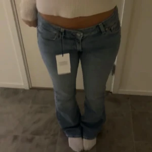 Lowwaist jeans blå - Ett par jätte snygga lågmidjade bootcut ljusblåa jeans från junkyard med jättebra passform