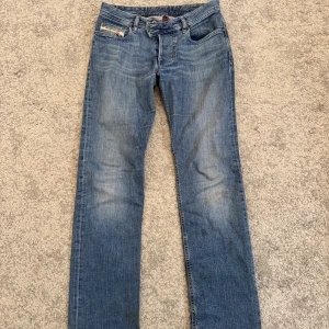 Lågmidjade diesel jeans  - Midjemått 39 och innerbenslängd 83-84cm. Då dem är för långa för mig så har jeansen ”rivits upp” längst ner som man kan se på sista bilden💕