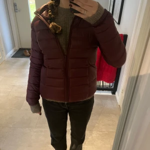 Vinröd jacka - Superfin röd höstjacka från Kappahl, inga defekter💕💕