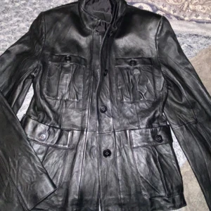 Skinnjacka - Jätte cool skinn jacka, aldrig använt. Storlek M men känns som S