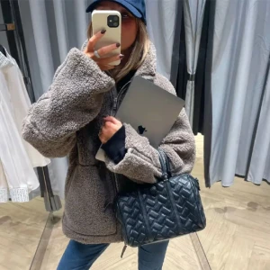 Teddy jacka h&m - Säljer denna fast i svart, helt slutsåld❤️ bud 600kr🥰