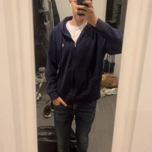 Ralph lauren zip hoodie - Säljer nu min Ralph lauren hoodie då den inte kommer till användning så mycket, skick 8/10, säljer billigt då jag behöver pengar till annat nu😁 hör av er vid frågor