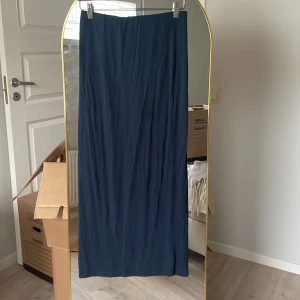 Lång kjol - Lång marinblå kjol❤️ har aldrig används och säljer den eftersom det är för stor. Om man vill att den ska sitta tajt skulle jag rekommendera att en person med storlek s eller m köper den, då jag som brukar ha xs inte tyckte om att den satt lite pösigt❤️