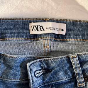 Säljer ett par ljusblåa flare leg jeans från Zara som jag aldrig har använt, dom passar inte mig riktigt 