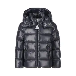 Tjenare söker en Moncler maya i storlek xs eller en cardigan kan skriva till mig om ni har någon men om ni har någon som säljer replicas kan jag kanske köpa de.