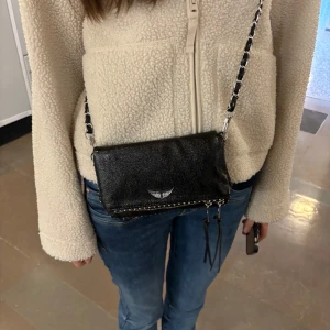 Handväska - En jätte fin Zadig liknande väska i jätte bra skick och inga defekter alls! Är en mindre storlek och extra kedja som är lite kortare finns!💕 Pris kan diskuteras 