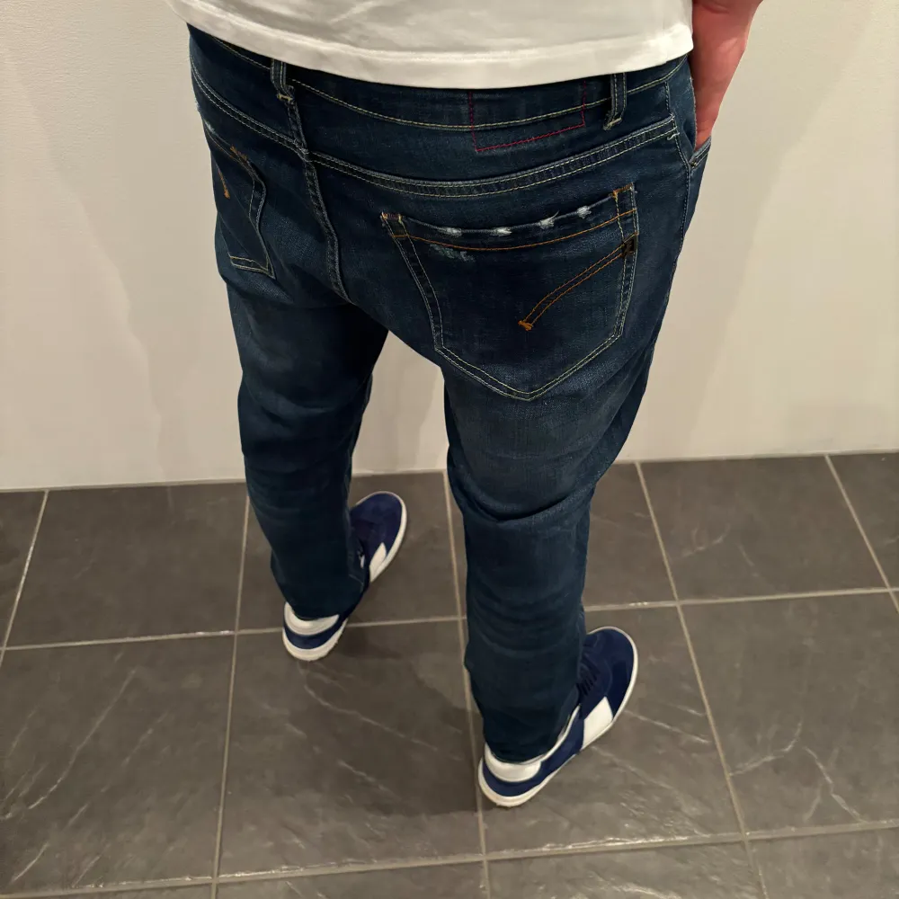 Dondup Jeans George! Trendigaste jeansen på marknaden.  Skick= 9,5/10 Ny pris= 4000 kr Säljs för= 999 kr Modellen är destroyed från fabrik vilket är sjukt populärt . Jeans & Byxor.