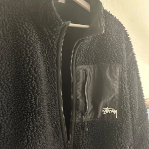 Stussy reversible sherpa fleece jacka - Nu säljer jag denna riktigt feta Stussy reversible sherpa jacka i färgen helsvart. Som i namnet så är den reversible. Nypris ligger på runt 2500-3000 men även slutsåld på många platser. Kvitto finns även såklart:) finns inga dåliga frågor! Mvh Abbe!