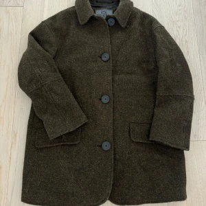 Kort kappa, Brixtol - Jättefin grön kort kappa från Brixtol textiles i Stl XS. Oversized modell i ull.