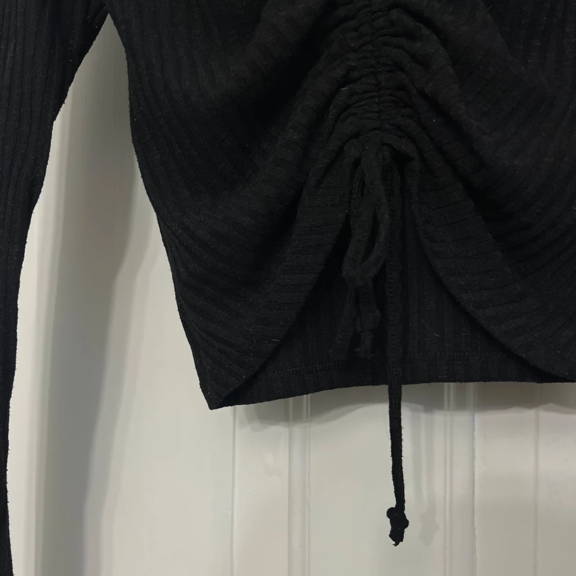 Svart ribbad tröja med snörning - 90