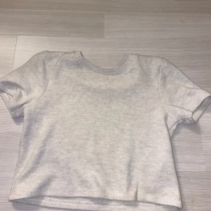 Zara top - Säljer den här Zara toppen den är som en crop top💕har använts 3 gånger ❤️