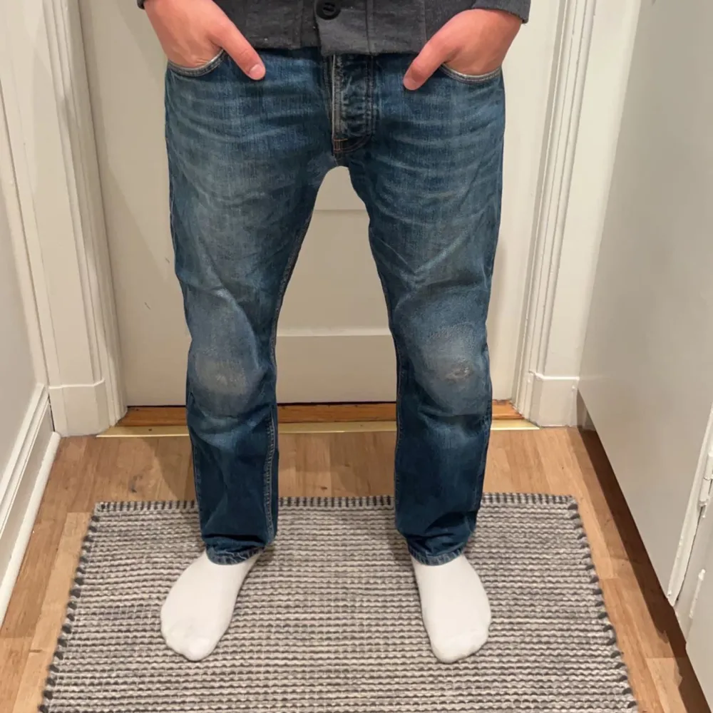 Säljer mina nudie jeans i storlek w30 l32. Den har inga defekter, den är sparsamt använda. Skriv ifall ni har några frågor så är det bara att dma. Först till kvarn😊. Jeans & Byxor.