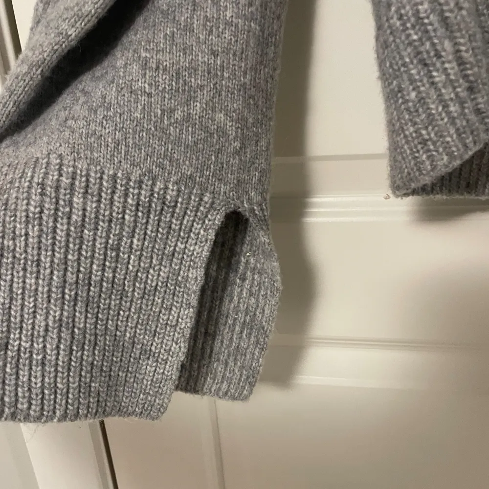 Tröja med slits. Från Gina Tricot nypris 400kr!!. Neuletakit & Villapaidat.