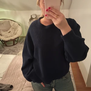 Blå stickad tröja  - Säljer denna skit snygga blåa stickade tröja. Den är ganska nopprig som man kan se på bilderna. Därav priset