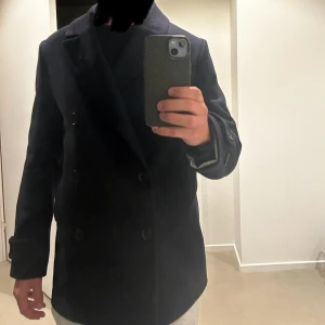 Rock, vinterjacka - Säljer denna snygga och unika rock, den är något kortare än en vanlig i modellen. Storlek M  Skick 8/10 sparsamt använd Köpt på Volt, osäker på märke 