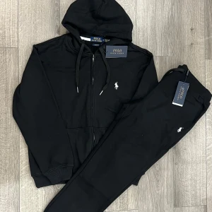 Ralph lauren dress - Tjena säljer min Ralph lauren tracksuit i nyskick inga fel med den skick 10/10. Tillkommer med tags samt påse. Hör gäena av dig vid intresse!