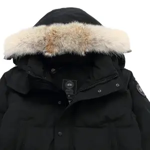 Väldigt fin canada goose jacka med black emblem Finns i S-XL  Pris kan diskuteras vid snabb affär 