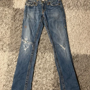 True religion jeans  - Vintage true religion jeans mått: Midja 35cm Längd 99cm Bredd 23cm Benöppning 18cm