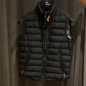 Parajumpers väst - En äkta prajumpers väst köpt på kidsbrandstore,  i jätte bra skick, inga skador på den. 