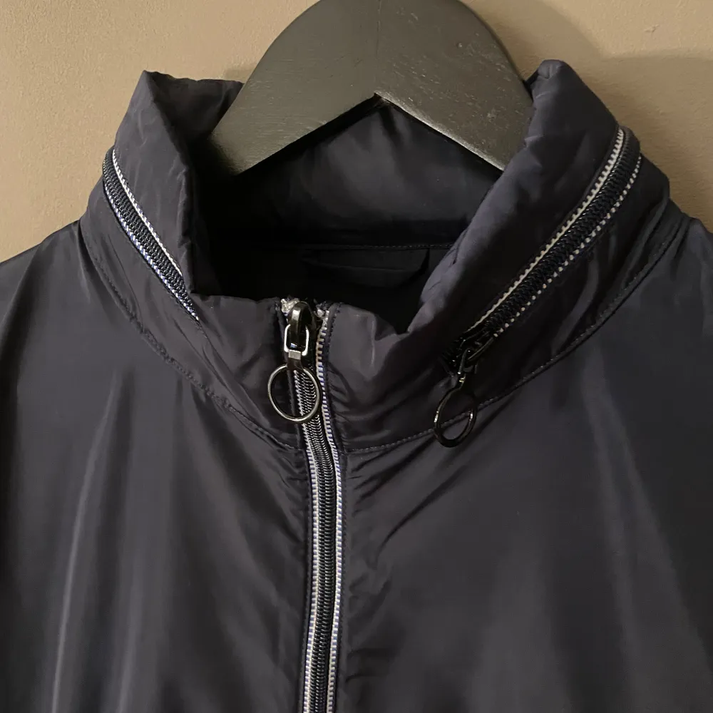 Tjena! Armani exchange jacka (2024 modell). Riktigt stilren med inbyggd luva, endast använd fåtal tillfällen. Tveka inte på att kontakta mig vid frågor⭐️. Takit.
