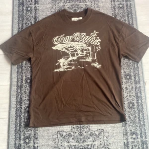 Brun t-shirt från Lowlights - Säljer en brun t-shirt från Lowlights i storlek medium. Köpte den på zalando men tyckte inte att den satt jätte bra på mig personligen och har inte ens haft på mig den någonting ute. Hoppas den hittar någon annan som passar bättre i den :)