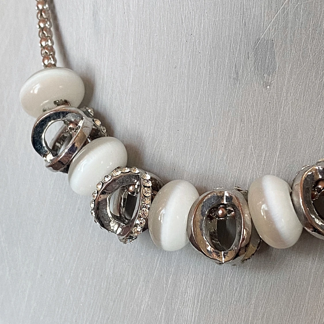 Elegant halsband med vita och silverfärgade detaljer