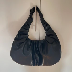 Väska  - Croissant väska från Nelly, nästan aldrig använd 🤩