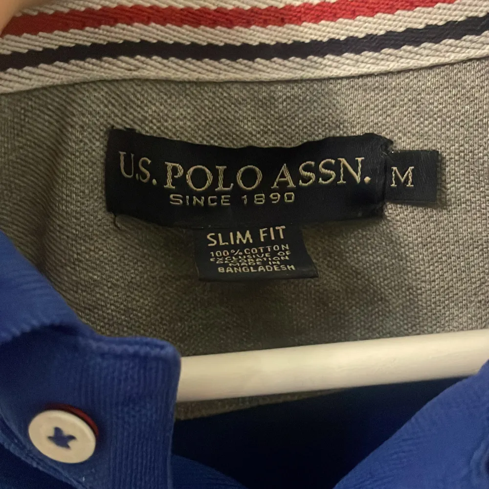 Säljer en snygg piké från märket U.S. POLO ASSN. Den är i storlek M men är lite stor i storlekeninga defekter och är i bra skick. T-shirts.