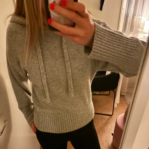 Stickad hoodie, zara - Jätte fin stickad hoodie från zara, andvänt några gånger men har inga defeketer eller noppor💞 säljer pga att den inte används längre, skriv gärna om ni har några funderingar 💖
