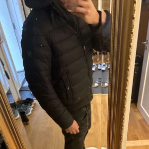 Belstaff jacka - Riktigt schysst jacka från Belstaff  med schyssta detaljer som märket på armen och selen från kragen. Jackan är riktigt är varm och skön nu inför hösten och vintern. Skick 8/10 Jackan är storlek M. Nypris 4300kr, mitt pris endast 1199kr!