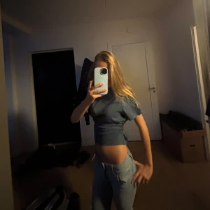 Asos tröja 👕  - Så snygg och jätte populär asos tröja! Jätte fin detalj på sidan och den är i nyskick! Säljer den för att jag rensar min garderob ❤️