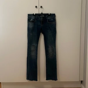 MISS SCØT jeans - Lågmidjade jeans, st 27 i midjan, passar mig helt perfekt i längden, jag är 161cm lång. Säljs eftersom de aldrig kommer till användning 🥰Pris kan diskuteras vid snabb affär💞