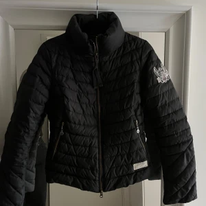 Odd Molly jacka - Säljer min Odd Molly vinterjacka, använd en vinter för nått år sedan sen legat i garderoben. Är storlek 0, skulle uppskatta det till xs i just den jackan.